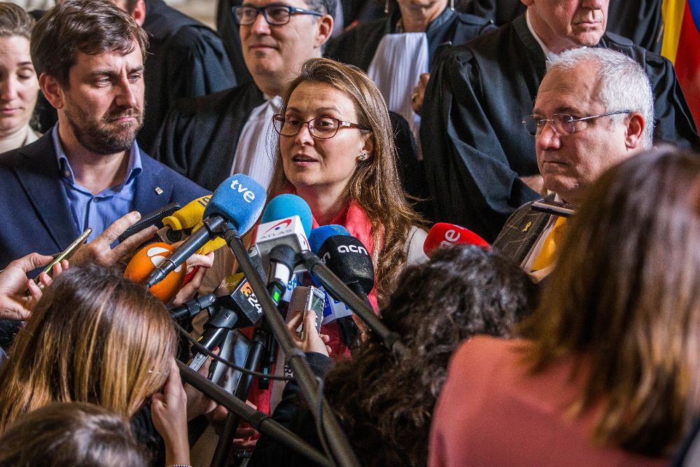Los exconsejeros catalanes huidos Toni Comín (izq), Meritxell Serret (c) y Lluís Puig (dcha) atienden a la prensa a su salida del tribunal tras comparecer ante el juez belga de primera instancia en Bruselas.