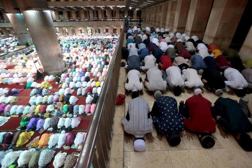 Musulmanes indonesios rezan en la mezquita Istiqlal en Yakarta (Indonesia) hoy, 16 de mayo, durante la primera noche del Ramadán. 