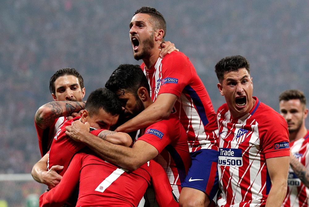 Los jugadores de Atlético celebran uno de los tres goles que les han hecho campeones esta noche.