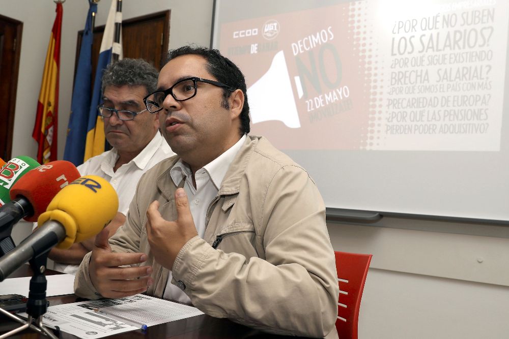 Los secretarios generales de UGT y CCOO en Canarias, Gustavo Santana (d) e Inocencio González, respectivamente, durante la rueda de prensa.