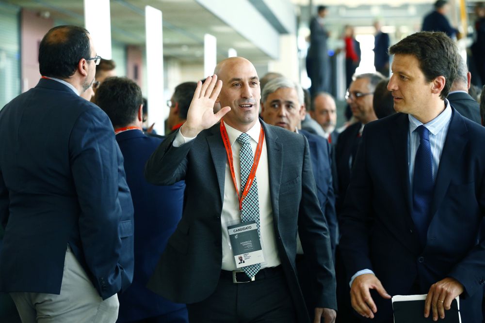 Luis Manuel Rubiales (c), expresidente de la Asociación de Futbolistas Españoles, a su llegada a la Asamblea General de la Federación Española de Fútbol.