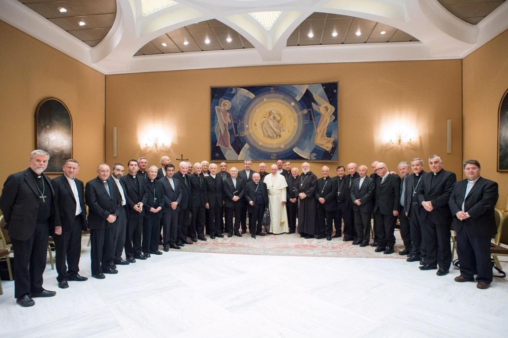 El Papa Francisco junto a los obispos chilenos.