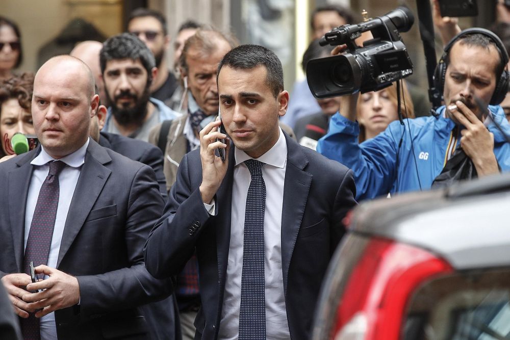 El líder del Movimiento 5 Estrellas (M5S), Luigi Di Magio (c), abandona la Cámara Baja del Parlamento en Roma tras la reunión con el líder de la Liga, Matteo Salvini, ayer, jueves.