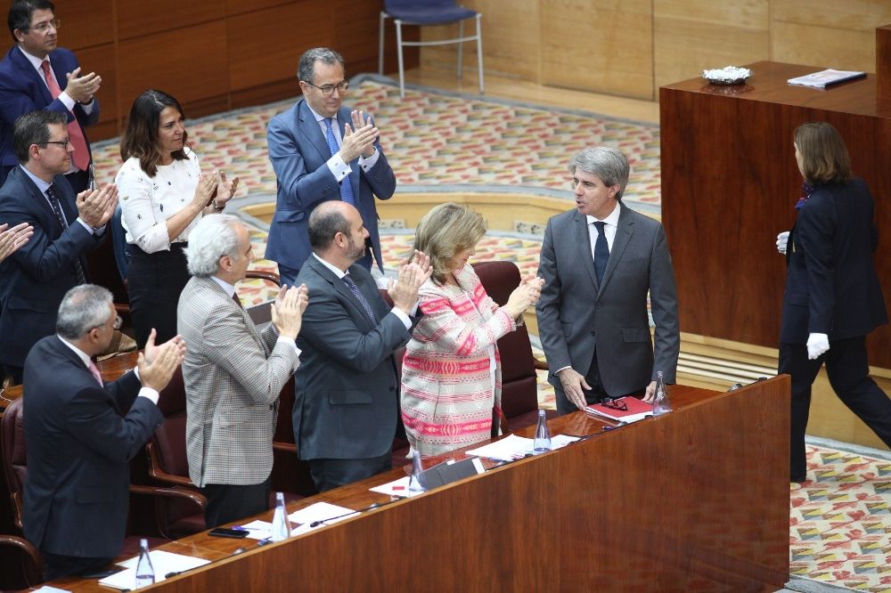 El nuevo presidente de la Comunidad de Madrid, Ángel Garrido (d), responde a los aplausos tras ser elegido.