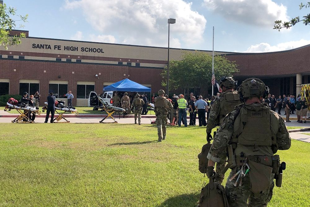 Miembros de la fuerza de seguridad y del equipo médico acuden al instituto de Santa Fe donde un estudiante armado ha abierto fuego contra varias personas.