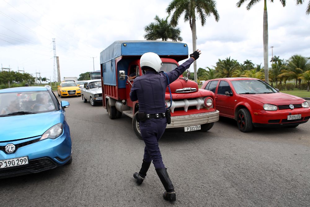 Un policía impide el paso de vehículos hacia el aeropuerto José Martí.