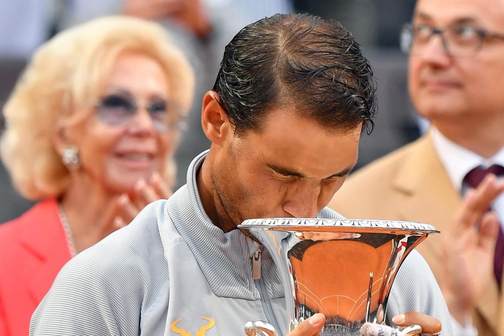 Rafael Nadal besa el trofeo del Masters 1.000 de Roma tras vencer en la final al alemán Alexander Zverev.