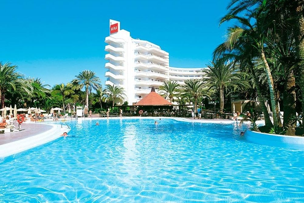 ClubHotel Riu Papayas en la Playa del Inglés. La cadena hotelera RIU subirá progresivamente el sueldo a sus camareras de piso de la provincia de Las Palmas hasta llegar a un plus de 100 euros.