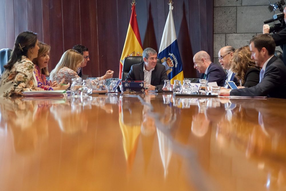 El Consejo de Gobierno de hoy, presidido por Fernando Clavijo (c), se celebró en Santa Cruz de Tenerife. 