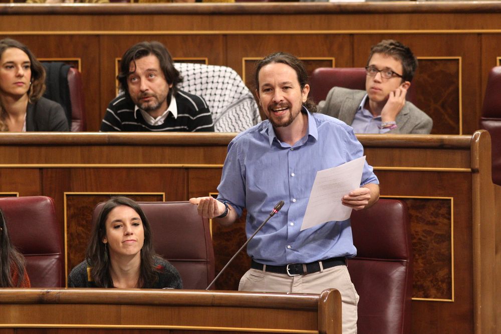 Pablo Iglesias, líder de Podemos, en la sesión de control. Junto a él, Irene Montero.