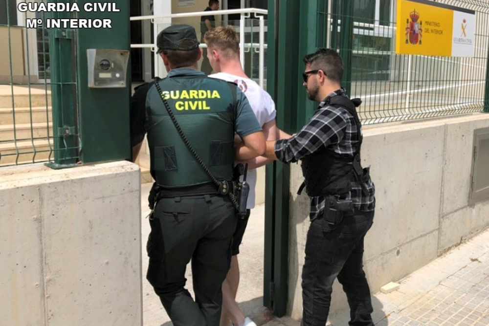 Uno de los cuatro jóvenes turistas británicos que han sido detenidos por la Guardia Civil en Mallorca.