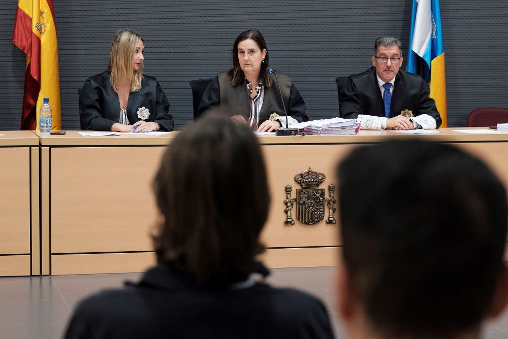La Audiencia de Las Palmas juzga a un hombre para el que se piden 28 años de cárcel acusado de haber intentado matar y violar a la hija de su pareja, una niña que entonces tenía doce años. 