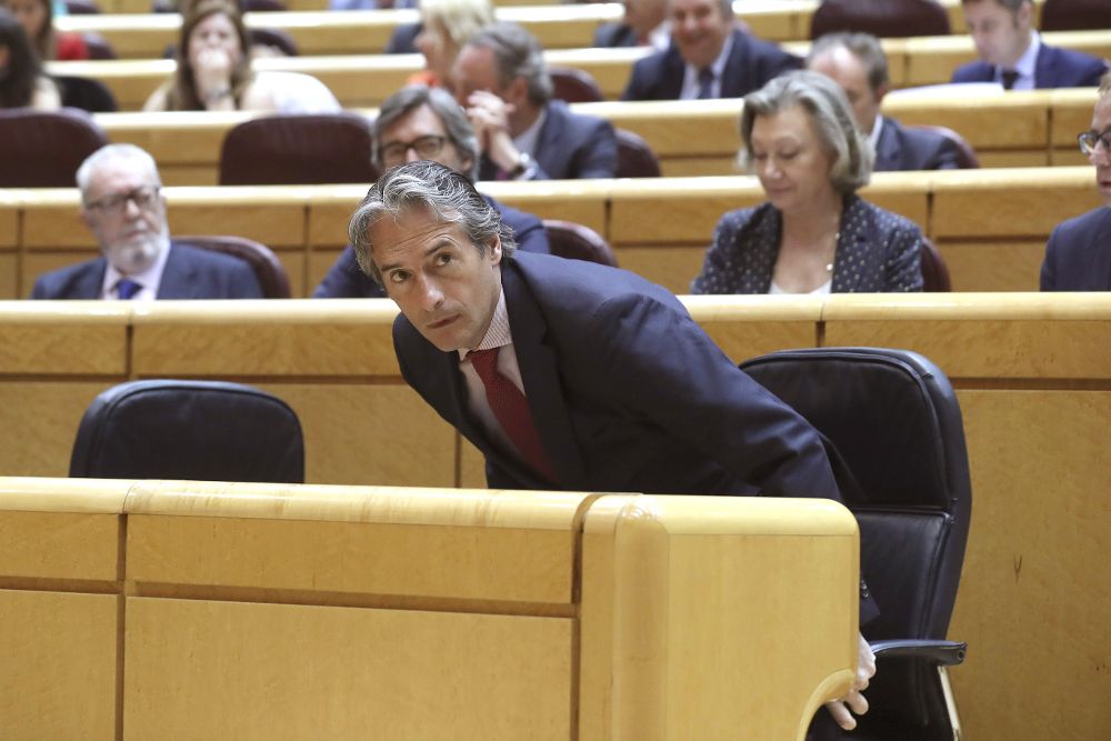 El ministro de Fomento, Íñigo de la Serna, durante la sesión de control en el Senado, esta tarde, en Madrid. 