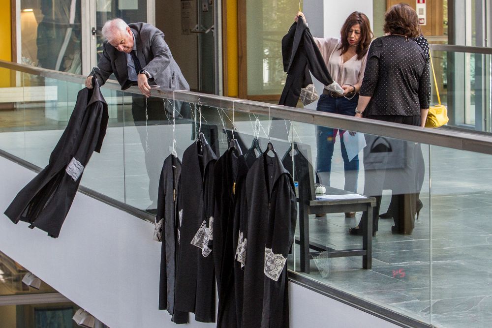 Jueces y fiscales de la provincia de Ciudad Real han colgado hoy sus togas en la parte superior del vestíbulo de los Juzgados de Ciudad Real para protestar por la situación que vive la Justicia en España.