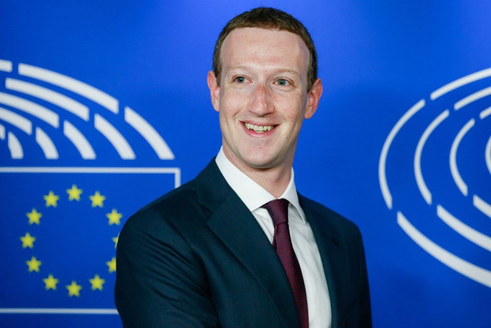 El fundador de Facebook, Mark Zuckerberg, llega a su reunión con el presidente del Parlamento Europeo, Antonio Tajani, antes de su reunión con el presidente y los líderes de los grupos del Parlamento Europeo para dar cuenta del uso de datos de 500 millones de usuarios en la UE.STEPHANIE LECOCQ (EFE)