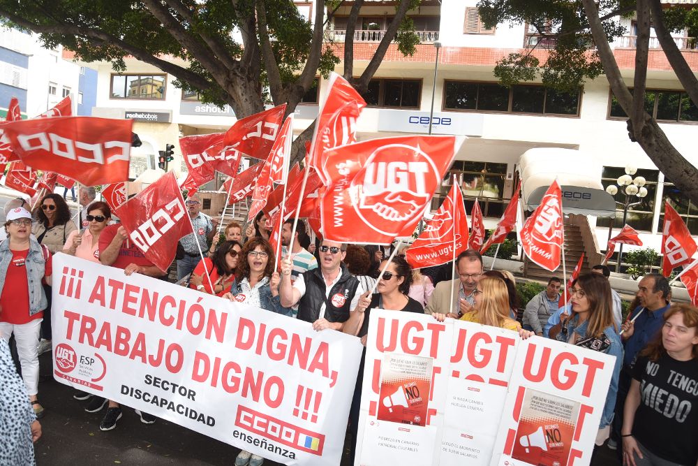 Manifestantes de CCOO y UGT, ayer, concentrados ante la sede de CEOE-Tenerife, en Santa Cruz.