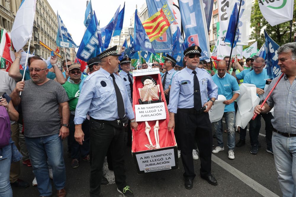 Manifestación de Policías locales de toda España, que reclaman al Gobierno la jubilación de los agentes locales a los 59 años sin que se les penalice en su futura pensión.
