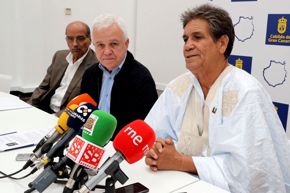 El consejero de Solidaridad Internacional del Cabildo de Gran Canaria, Carmelo Ramírez (c), y el ministro saharaui de las Zonas Ocupadas del Sáhara Occidental, Bachir Mustafá Sayed (d).