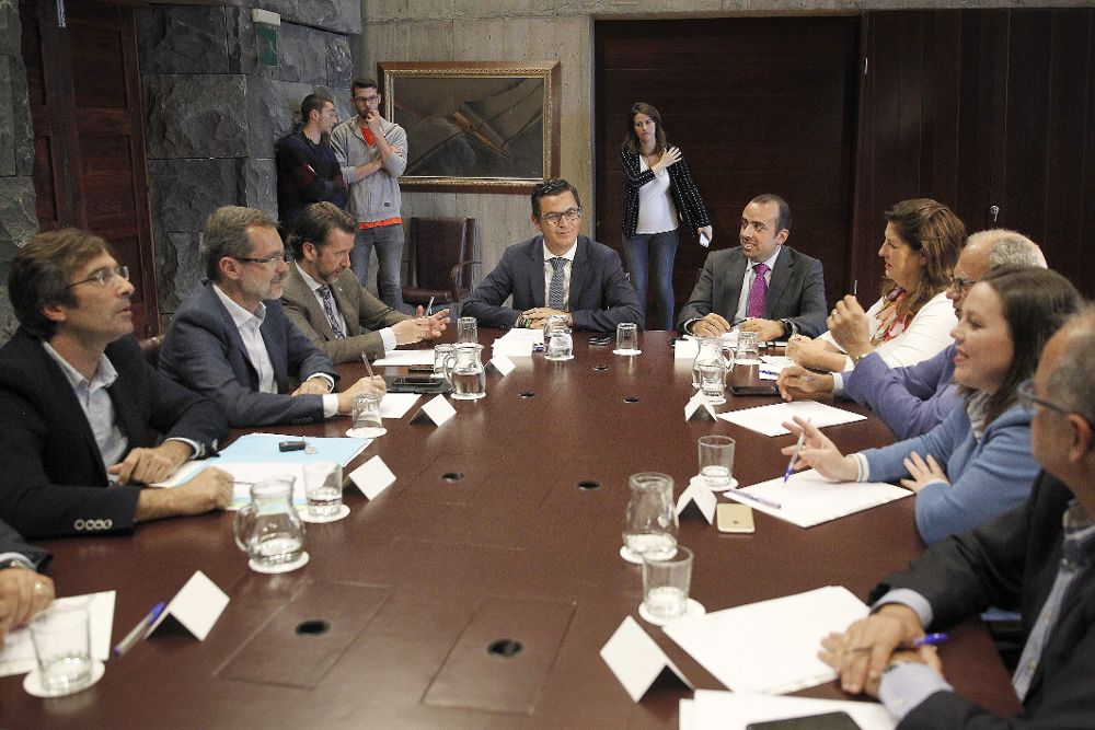 Reunión del consejero de Obras Públicas (c) con los siete cabildos para presentarles el bono de residente canario.