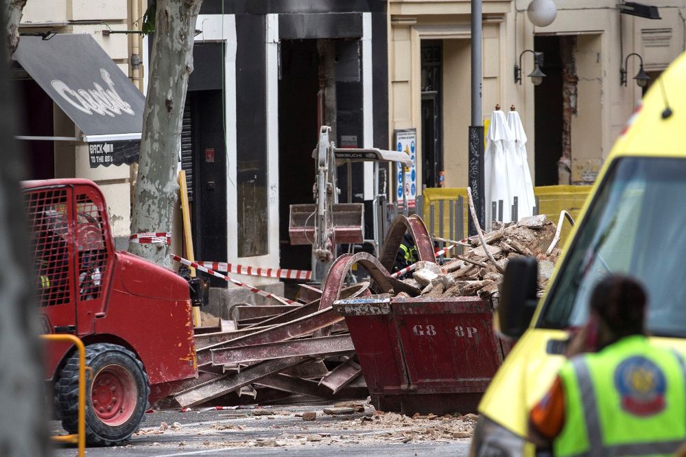 Escombros junto al edificio en rehabilitación que sufrió ayer un derrumbe en el distrito madrileño de Chamberí.