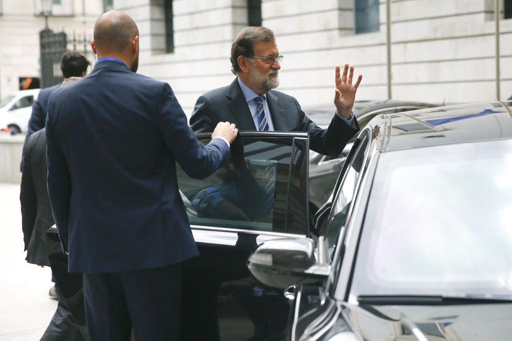 El presidente del Gobierno, Mariano Rajoy, a su salida del Pleno del Congreso.