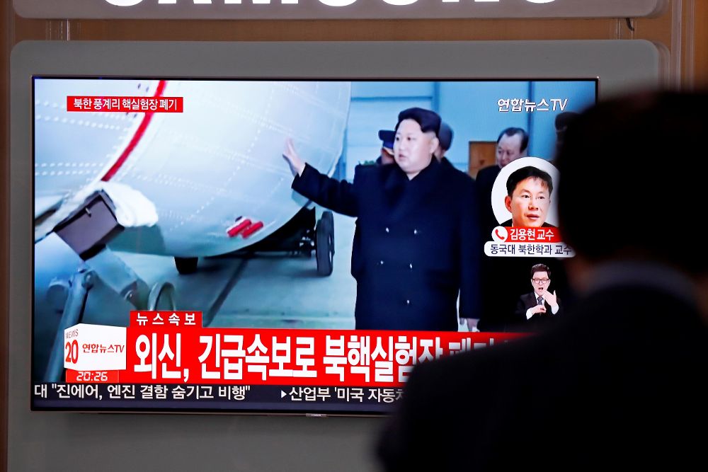 Varios surcoreanos siguen por televisión informaciones referidas al líder norcoreano, Kim Jong-un, en la Estación de Seúl (Corea del Sur) hoy, 24 de mayo.