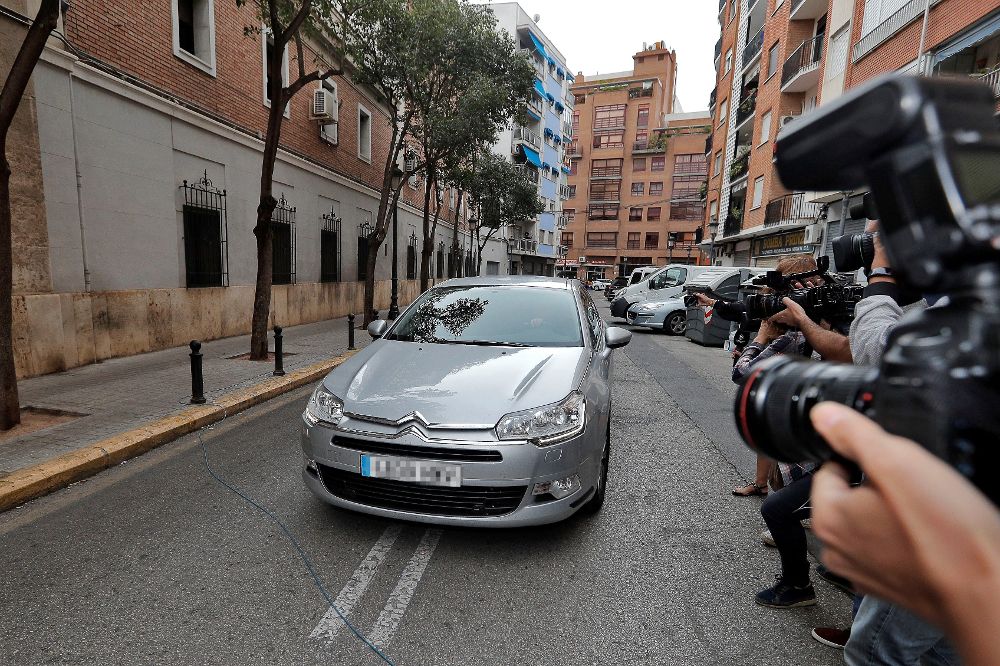 Eduardo Zaplana ya está a disposición judicial. En la imagen, el vehículo en el que ha sido trasladado a la comandancia de Valencia desde Madrid. 