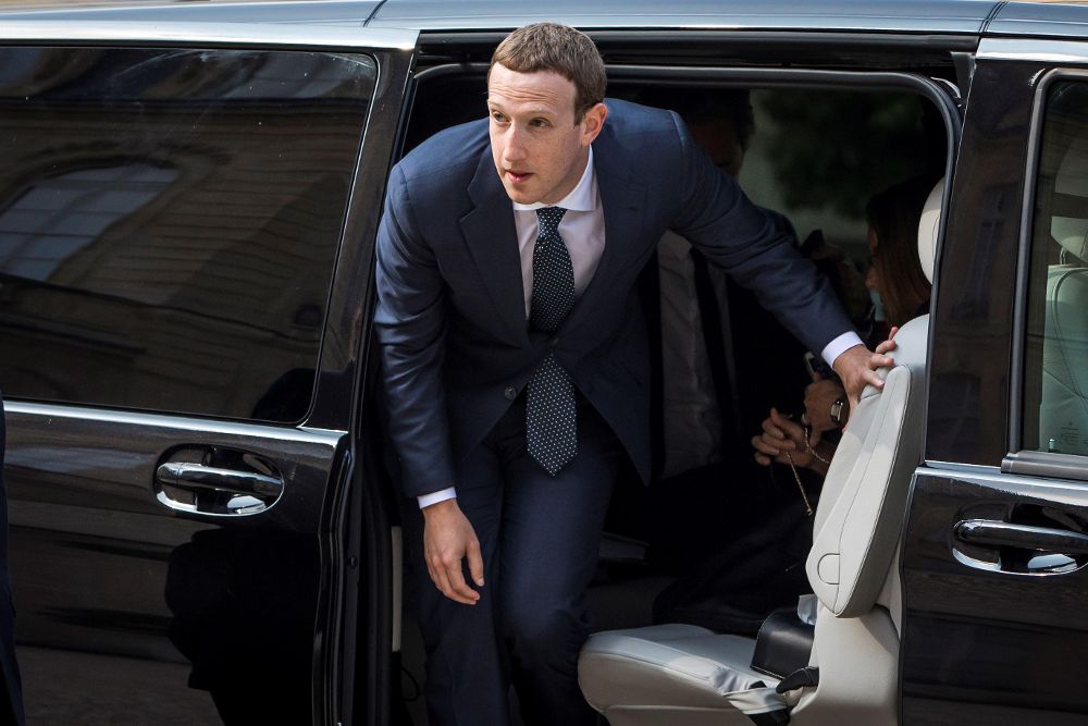 El fundador de Facebook, Mark Zuckerberg, a su llegada al Palacio del Elíseo para reunirse con el presidente galo, Emmanuel Macron, en el marco de la cumbre "Tech for Good" en París.