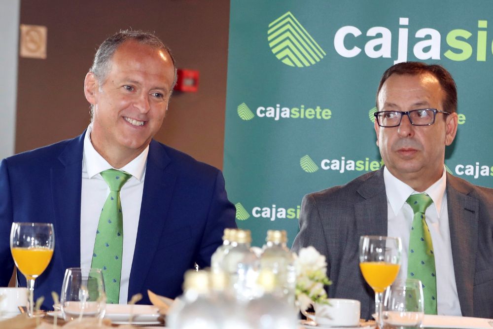 El director general de Cajasiete, Manuel del Castillo (i), y José Manuel Garrido, director de Relaciones Institucionales y Comunicación, hoy, en Las Palmas de Gran Canaria durante la presentación de resultados de 2017.