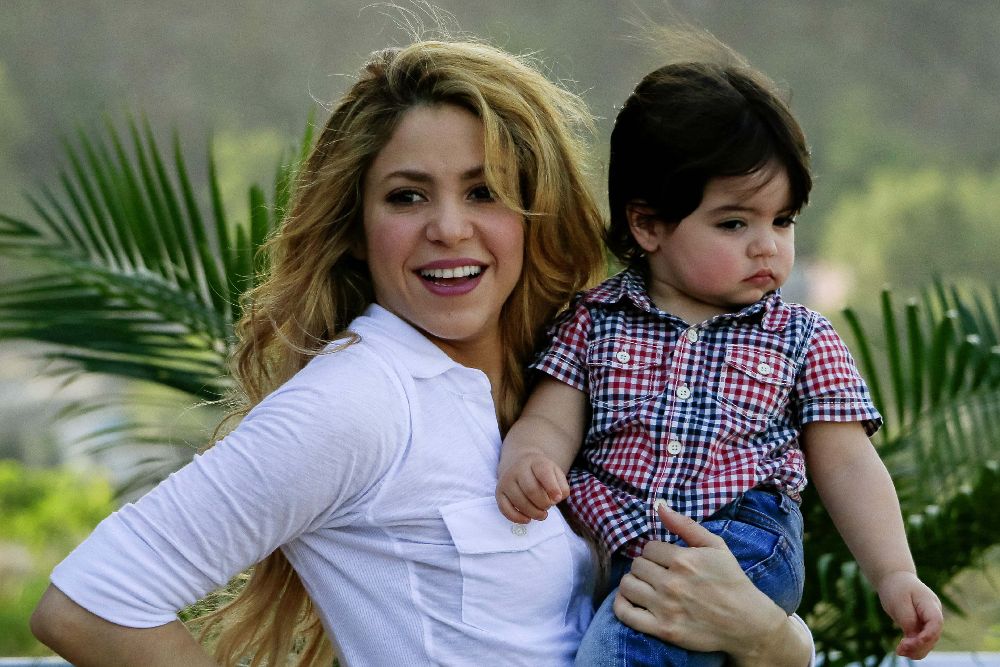 La cantante colombiana con su hijo.