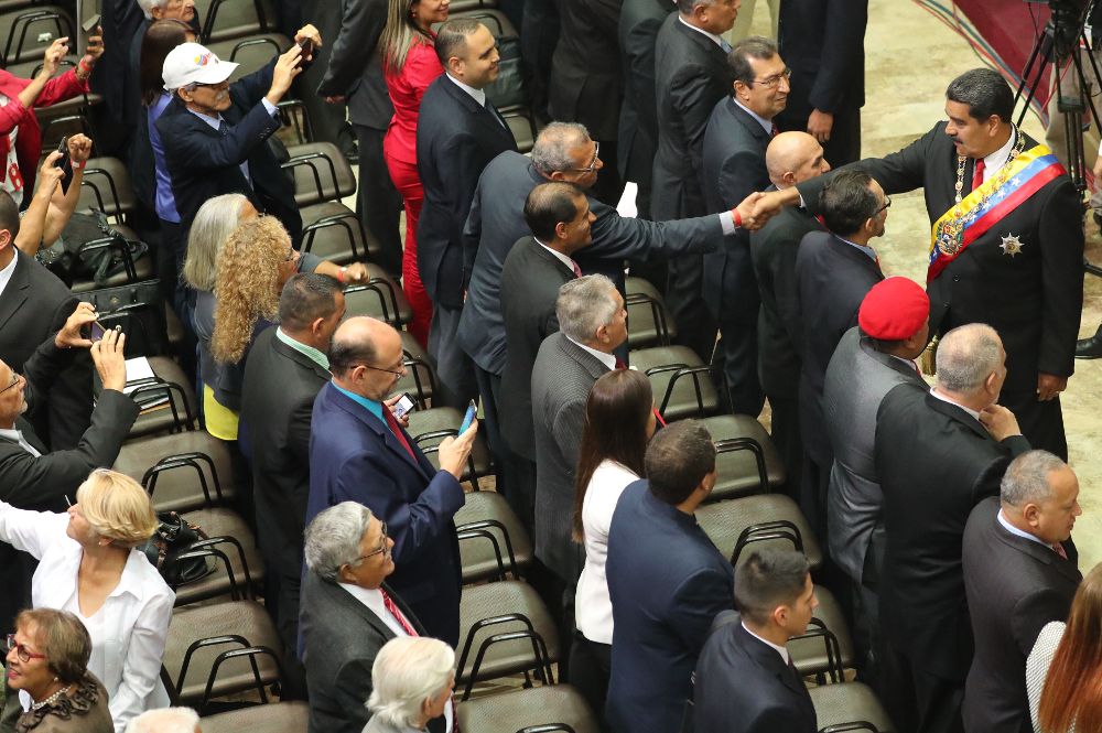 Nicolás Maduro saluda a los integrantes de la Asamblea Nacional Constituyente hoy, jueves.