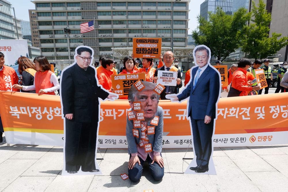 Manifestantes surcoreanos con máscaras protestan durante una manifestación contra la cancelación de la cumbre entre EEUU y Corea del Norte, cerca de la embajada de EEUU. 