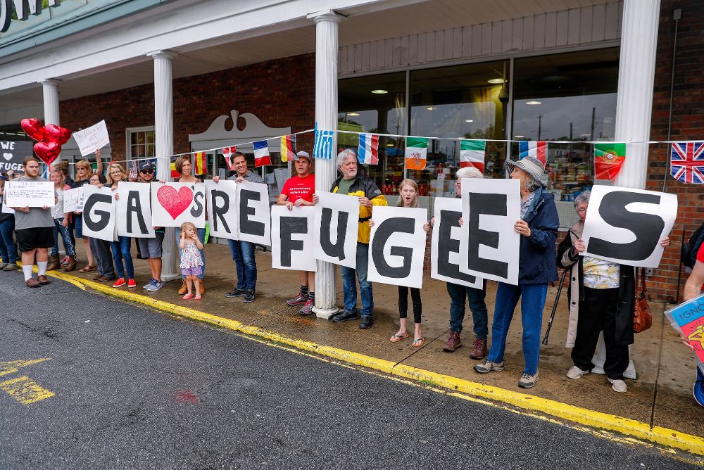 Manifestantes a favor de la inmigración esperan la llegada del "Deportation Bus", del candidato a la gobernación del Partido Republicano de Georgia Michael Williams, en Clarkston (EE.UU.). 