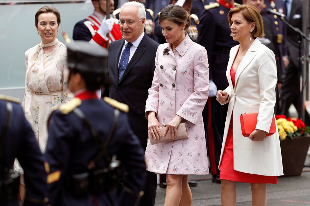 La reina Letizia, la ministra de Defensa, María Dolores de Cospedal (d), el presidente de La Rioja, José Ignacio Ceniceros, y la alcaldesa de Logroño, Concepción Gamarra (i), durante el acto central del Día de las Fuerzas Armadas.