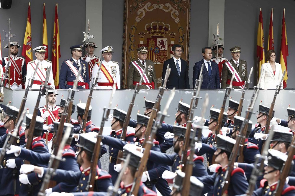 Acto central del Día de las Fuerzas Armadas que se celebra en Logroño, con un desfile en el que participan 2.678 militares y guardias civiles, con 137 vehículos y 54 aviones y helicópteros. 