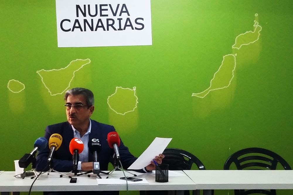 El portavoz de NC en el Parlamento, Román Rodríguez, ha defendido que el Gobierno de Canarias fije unas normas comunes que afronten las tres vertientes más problemáticas del alquiler vacacional.
