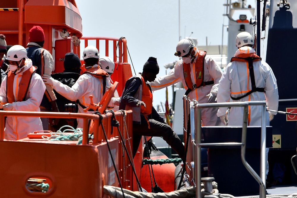 Salvamento Marítimo ha rescatado a 72 varones y a cuatro mujeres de dos pateras que han sido localizadas esta mañana en el mar de Alborán y han sido trasladados al puerto de Almería.