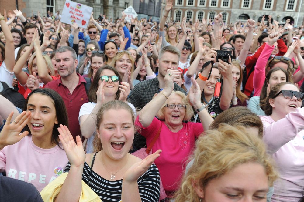 Público mayoritariamente femenino celebra en Dublín los resultados oficiales que van dando una clara victoria al sí al aborto.