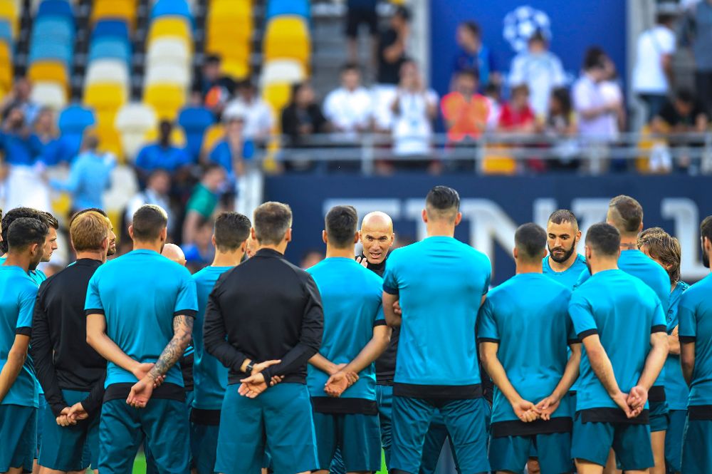 Zinedine Zidane (c) da instrucciones a sus jugadores durante el último entrenamiento antes del partido.
