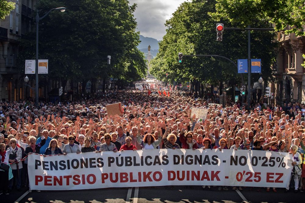 Miles de pensionistas se manifiestan hoy en Bilbao convocados por las plataformas de asociaciones de jubilados, viudas y pensionistas.