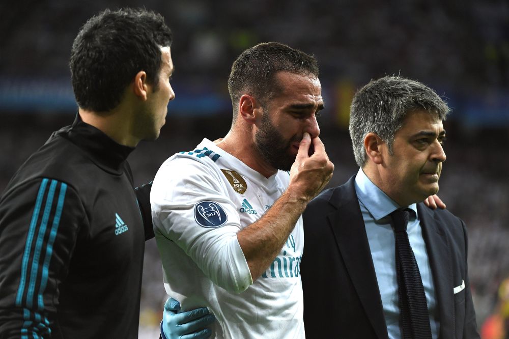 El defensa del Real Madrid, Dani Carvajal, se retira lesionado durante la final de la Liga de Campeones.