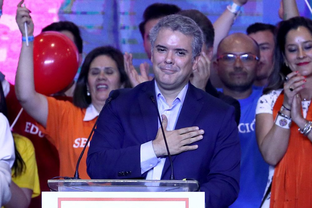 El candidato del partido uribista Centro Democrático, Iván Duque, saluda a sus seguidores tras ganar la primera vuelta de las elecciones presidenciales.