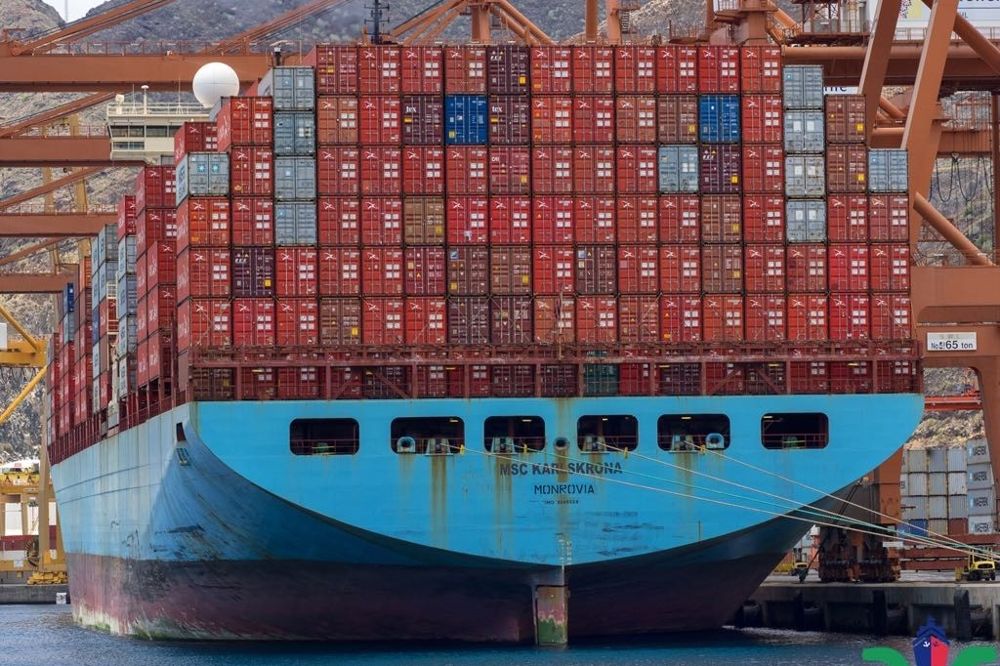 El puerto de Santa Cruz de Tenerife acogió el pasado fin de semana la mayor operativa de carga de contenedores en tránsito de su historia con más de cuatro mil Teus de carga a bordo del portacontenedores fletado por Maersk 'MSC KarlsKrona'.