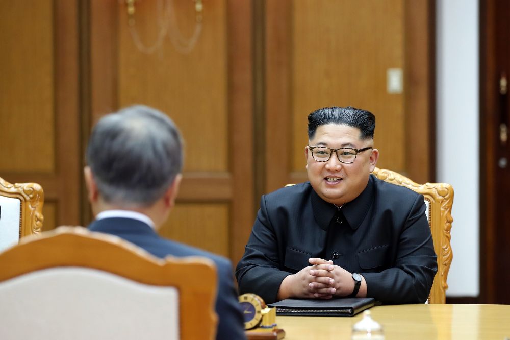Kim Jong-Un (d) habla con Moon Jae-In.