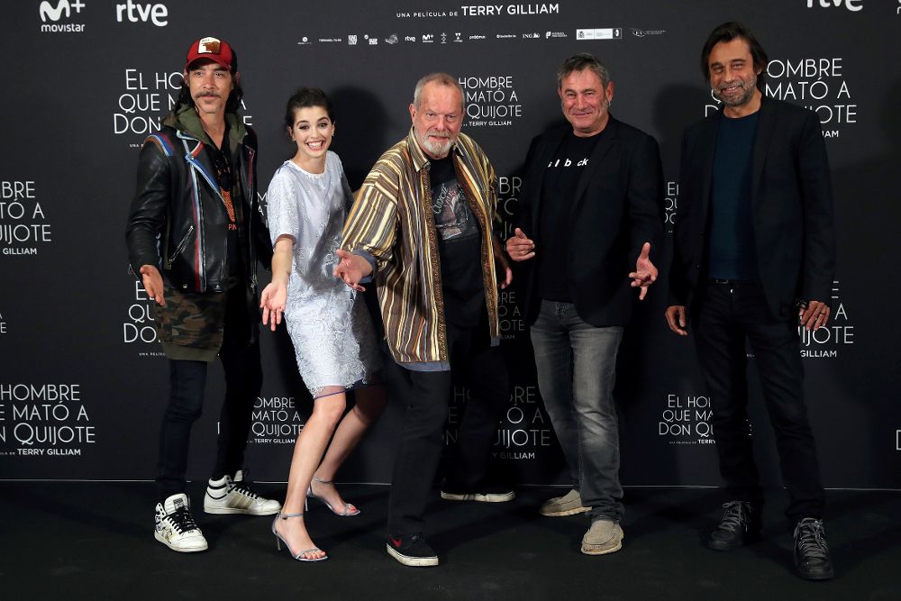 El actor Óscar Jaenada, la actriz Joana Ribeiro, el director Terry Gilliam, el actor Sergi López, y Jordi Mollá, durante el pase gráfico en la presentación de la "El hombre que mató a don Quijote", que se estrenará el 1 de Junio.