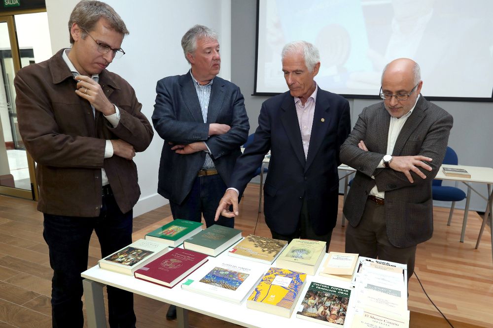 El presidente del Cabildo de Gran Canaria, Antonio Morales (d), recibió hoy la importante donación bibliográfica que realizó hoy a la Biblioteca Insular el catedrático de Filología Española Maximiano Trapero (2d).