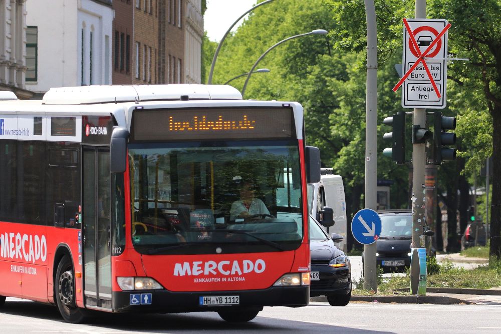Una señal en la avenida Max- Brauer indica la prohibición de circulación a todos los automóviles y camiones diésel que no cumplan con el estándar comunitario "Euro 6" en Hamburgo.