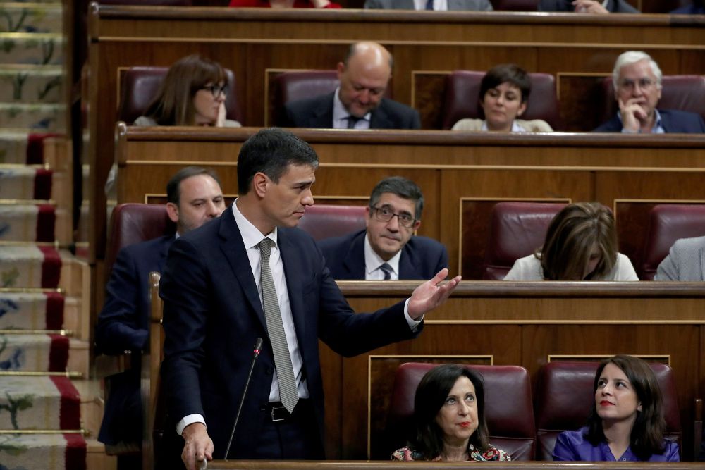El líder del PSOE, Pedro Sánchez, tiene asegurada la Presidencia del Gobierno, a no ser que Rajoy dimita antes de la votación de mañana.