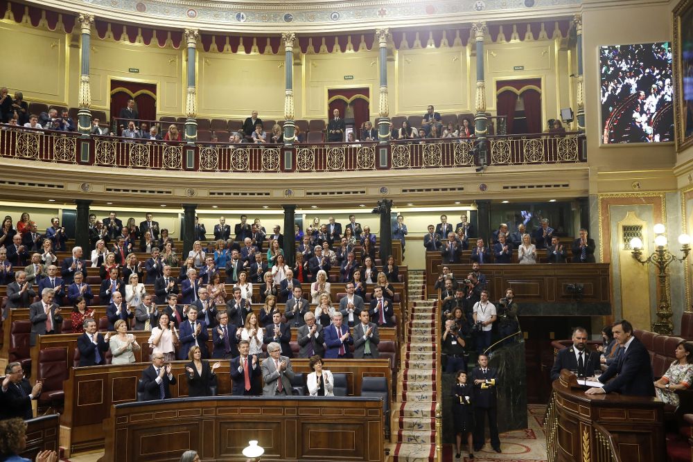 La bancada popular aplaude la intervención de su portavoz en el Congreso, Rafael Hernando (d), durante la segunda jornada de la moción de censura presentada por el PSOE contra el presidente del Gobierno, Mariano Rajoy. 
