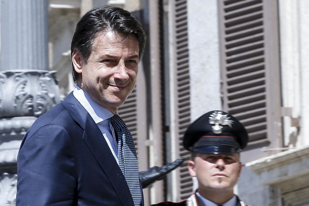 El designado primer ministro italiano Giuseppe Conte (c) sonríe.
